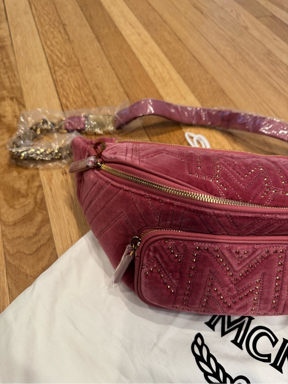 🚨SOLD🚨MCM Rose Pink Quilted Velvet Studded Belt Bag NWT - Picture 4 of 16